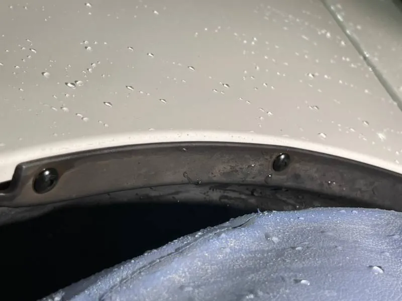 BMW325iのタイヤハウスアーチの黒ずみのクリーニング