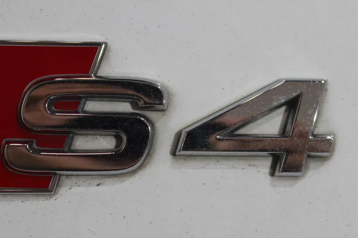 V6エンブレムのクリーニング