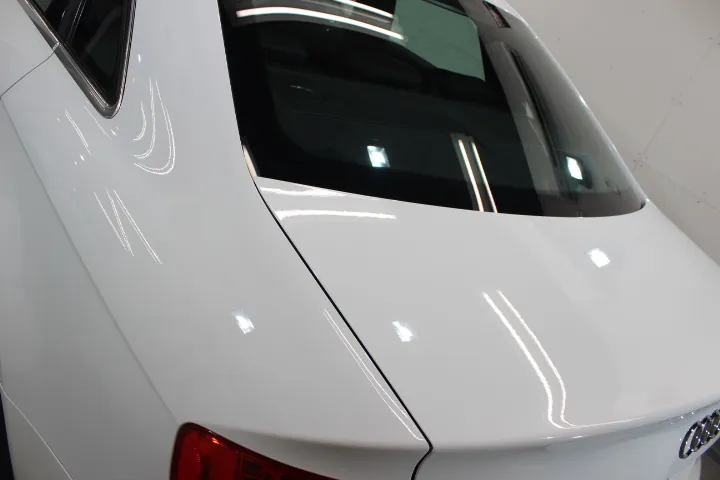 アウディA4のトランクフード