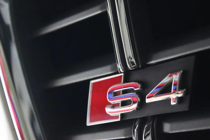 アウディのグリルの洗浄