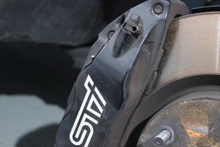 キャリパーのブレーキダスト処理方法