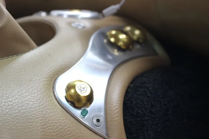 タスカンの窓ガラスの開閉スイッチ