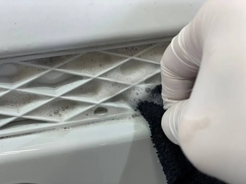 VWのグリルパーツをホワイトに塗装