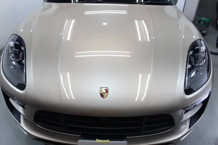 ポルシェマカンGTSのボンネット