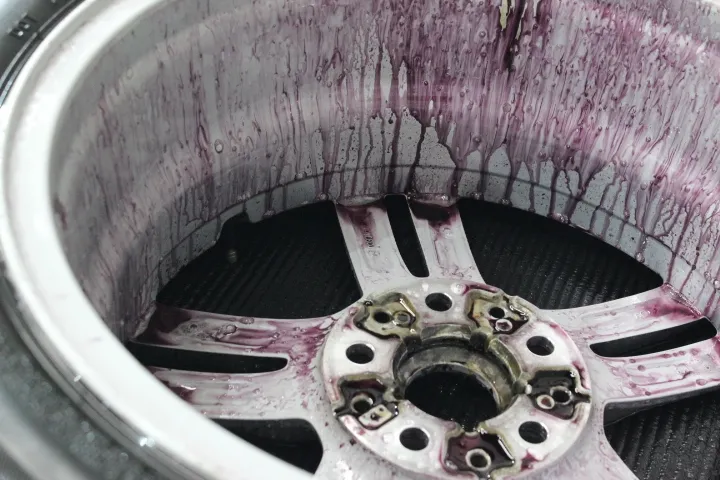 BMW218iホイール裏側