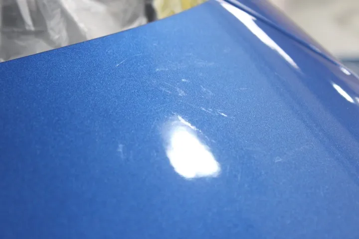 ボンネットフードの傷の原因