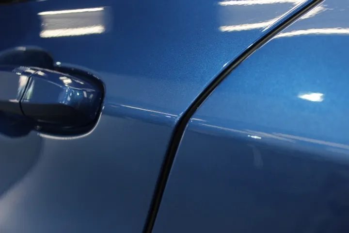 ドアエッジへのプロテクションフィルム施工