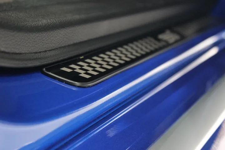 スカッフプレートへのプロテクションフィルム施工