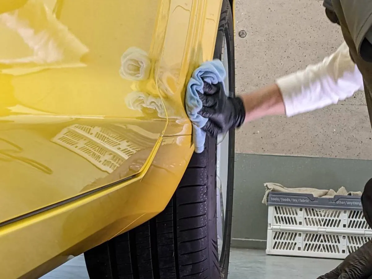 カマロへ2層目のレイヤーガラスコーティング施工