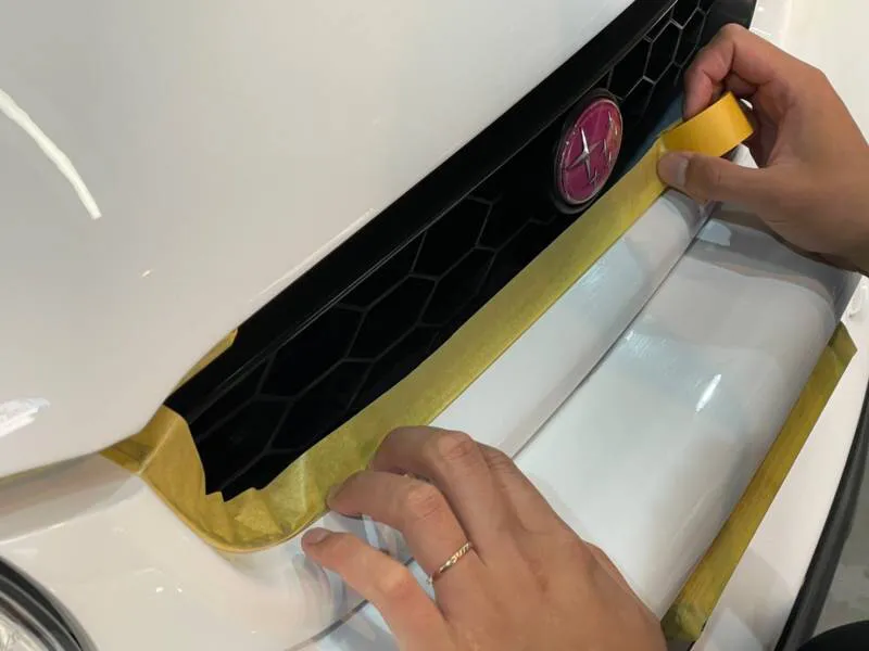 樹脂パーツやゴム類を丁寧にマスキング