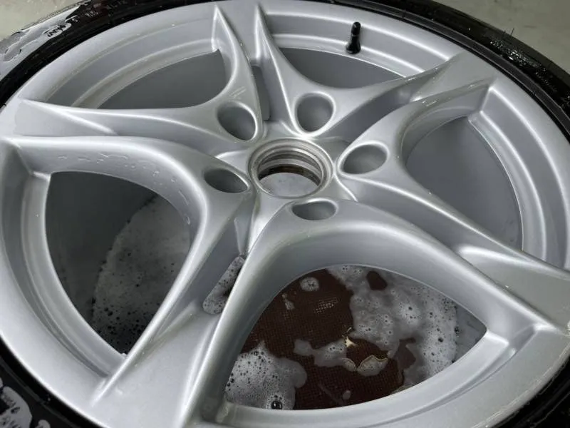 黄ばみが抜けた987ケイマンの純正アルミホイール