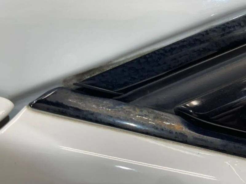 BMW325iのウインドーモールにラッピング施工