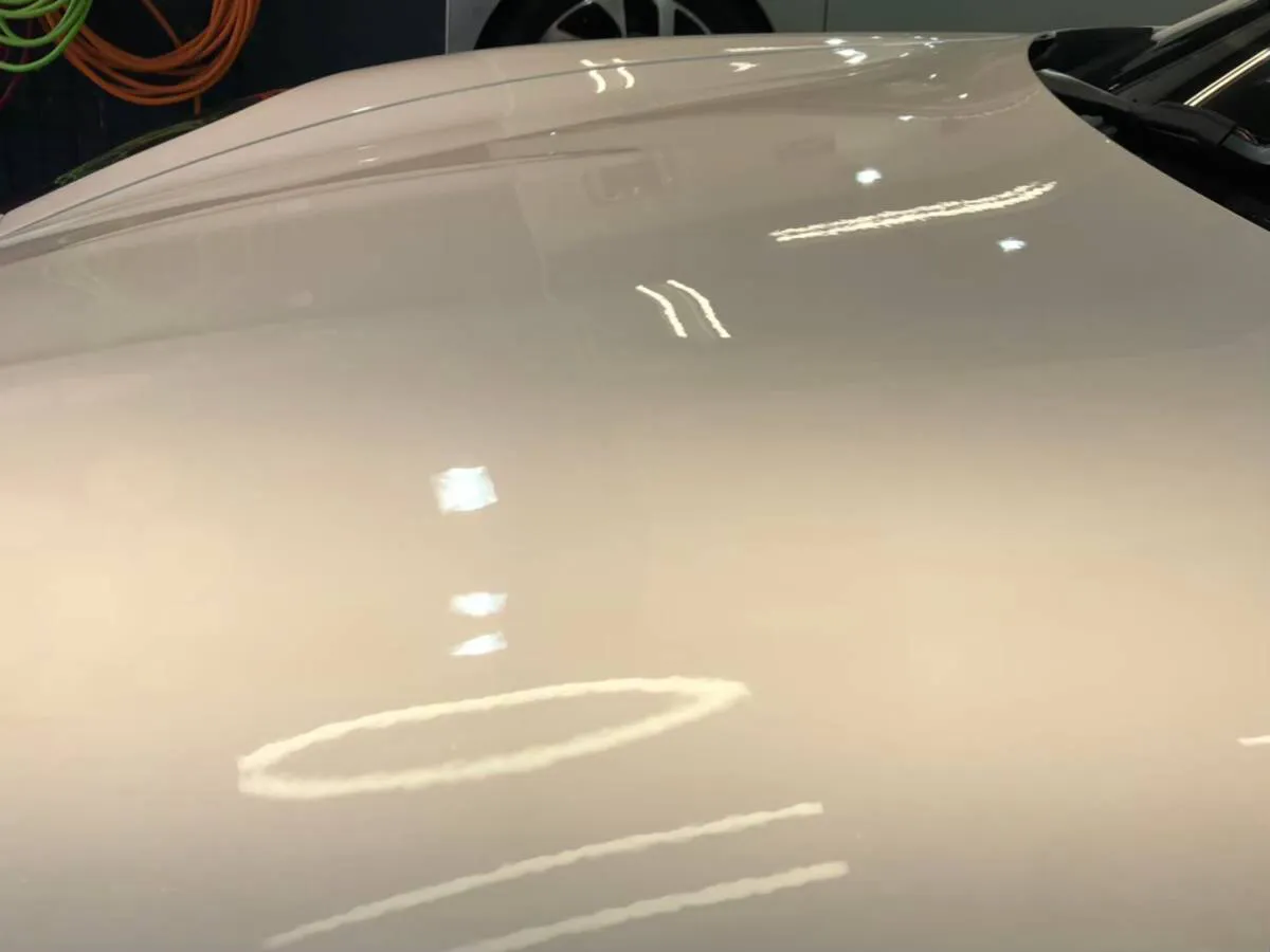 白い塗装のボディのコーティング上面の状態