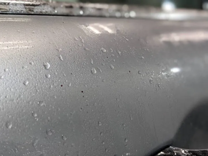 塗装面に付着した鉄粉をトラップ粘土で除去