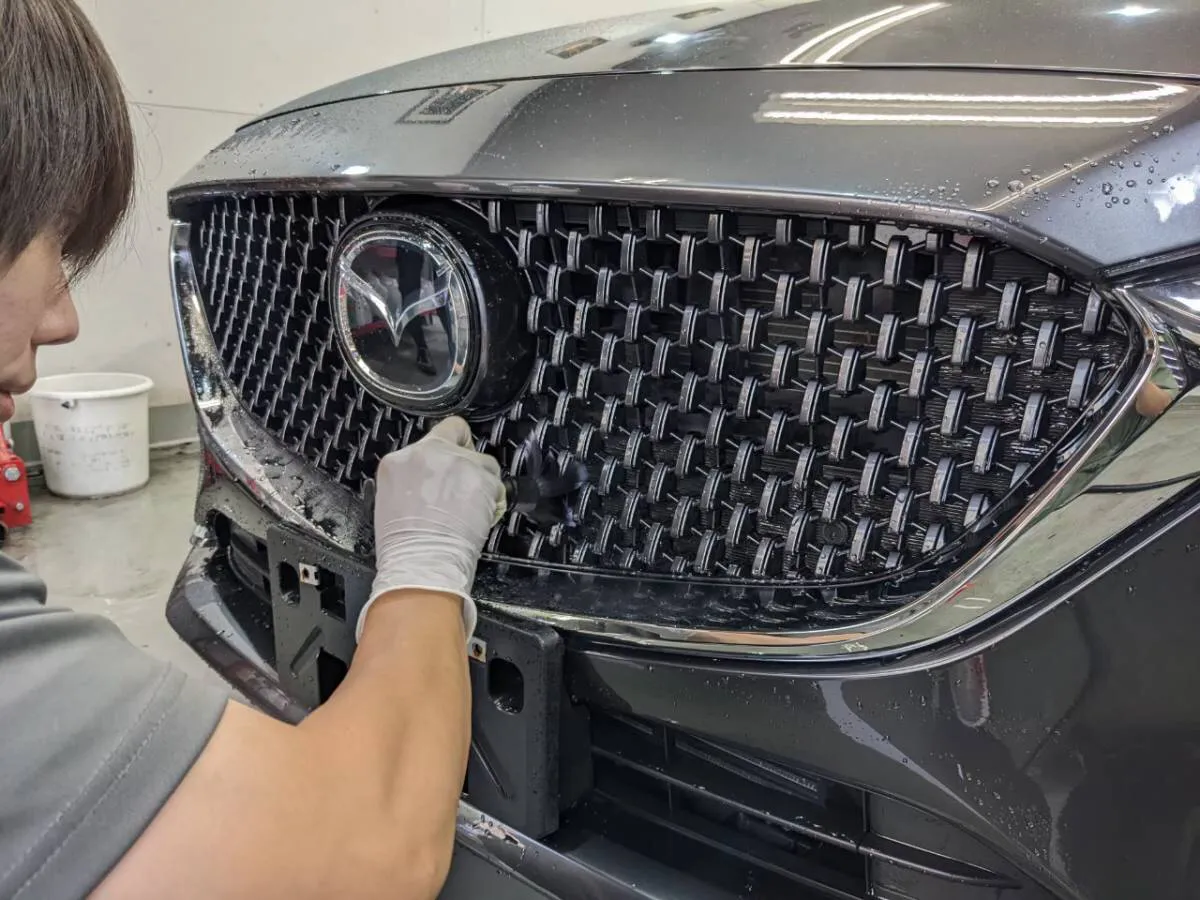 マツダアテンザのグリルの細部洗浄