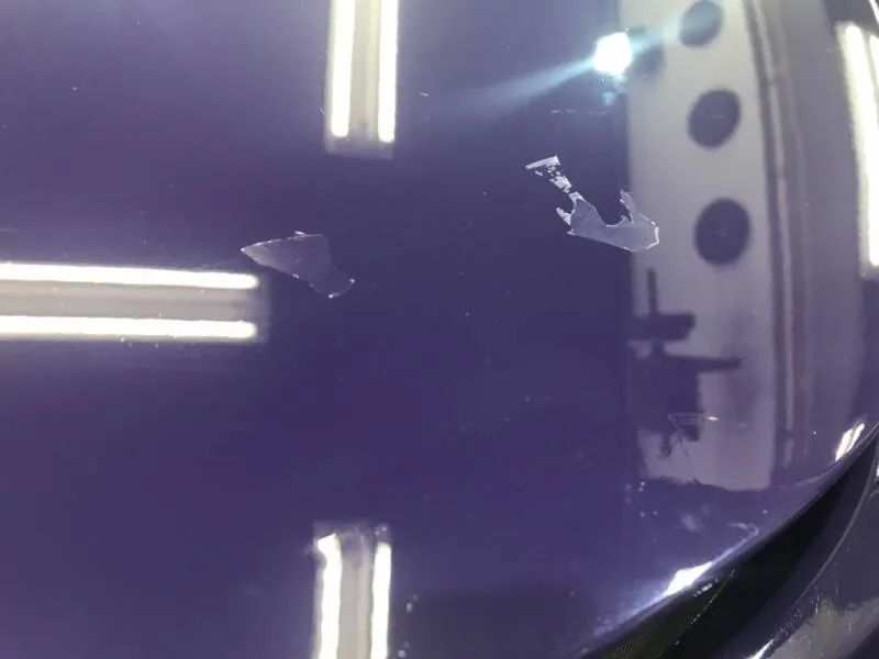 ポルシェのベースカラーとクリア塗装の剥離