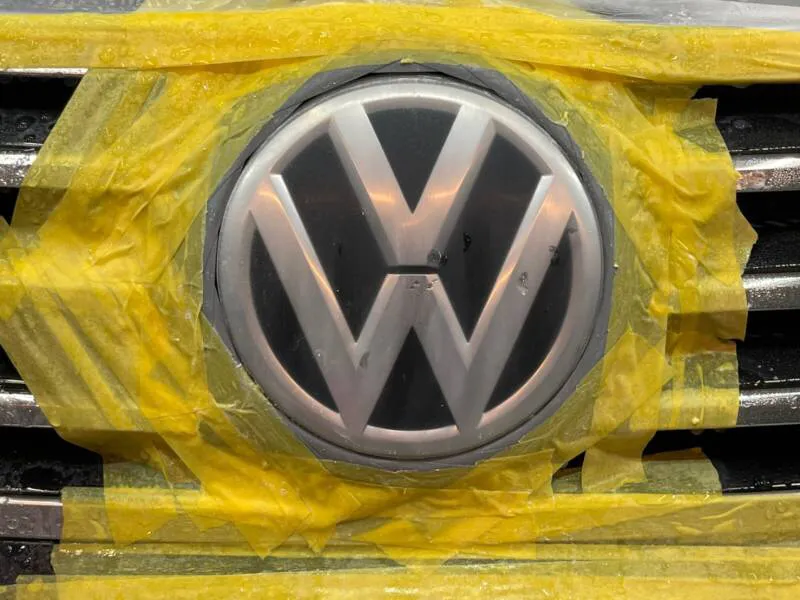 エンブレムのヒビ除去