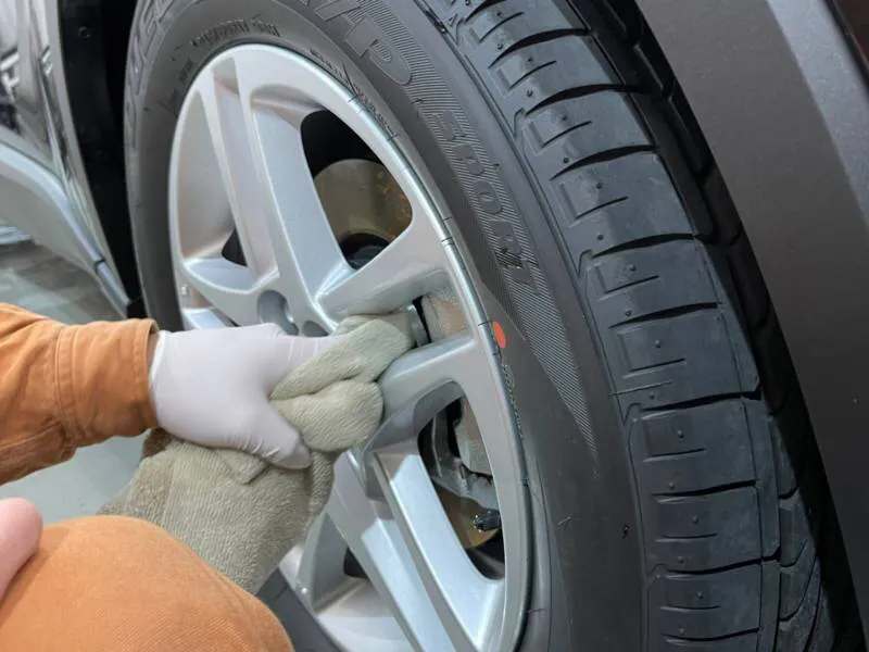 高耐久性ホイールコーティングの余剰分の拭き上げ