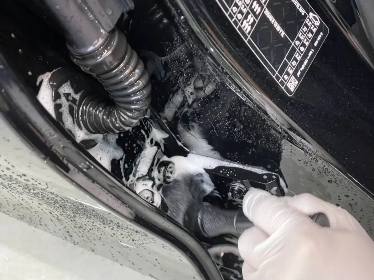 ドアヒンジの洗浄方法