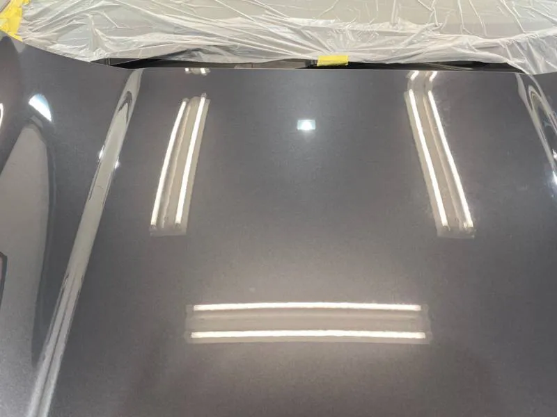 ボンネットがザラザラの車を磨いて修復