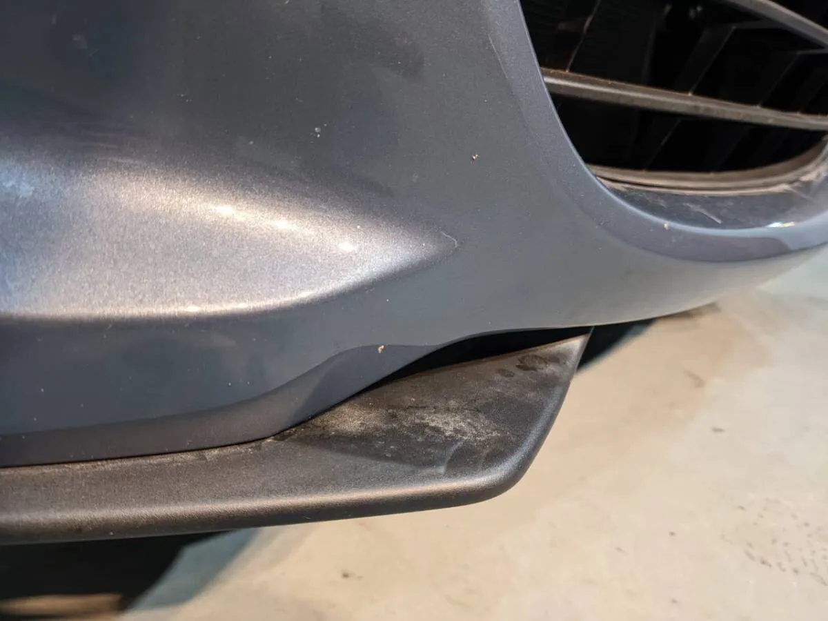 細部洗浄前の車のバンパー