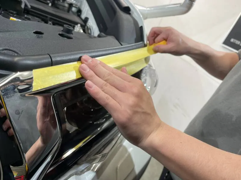 新車でもガラスや樹脂パーツをマスキングする東京の店