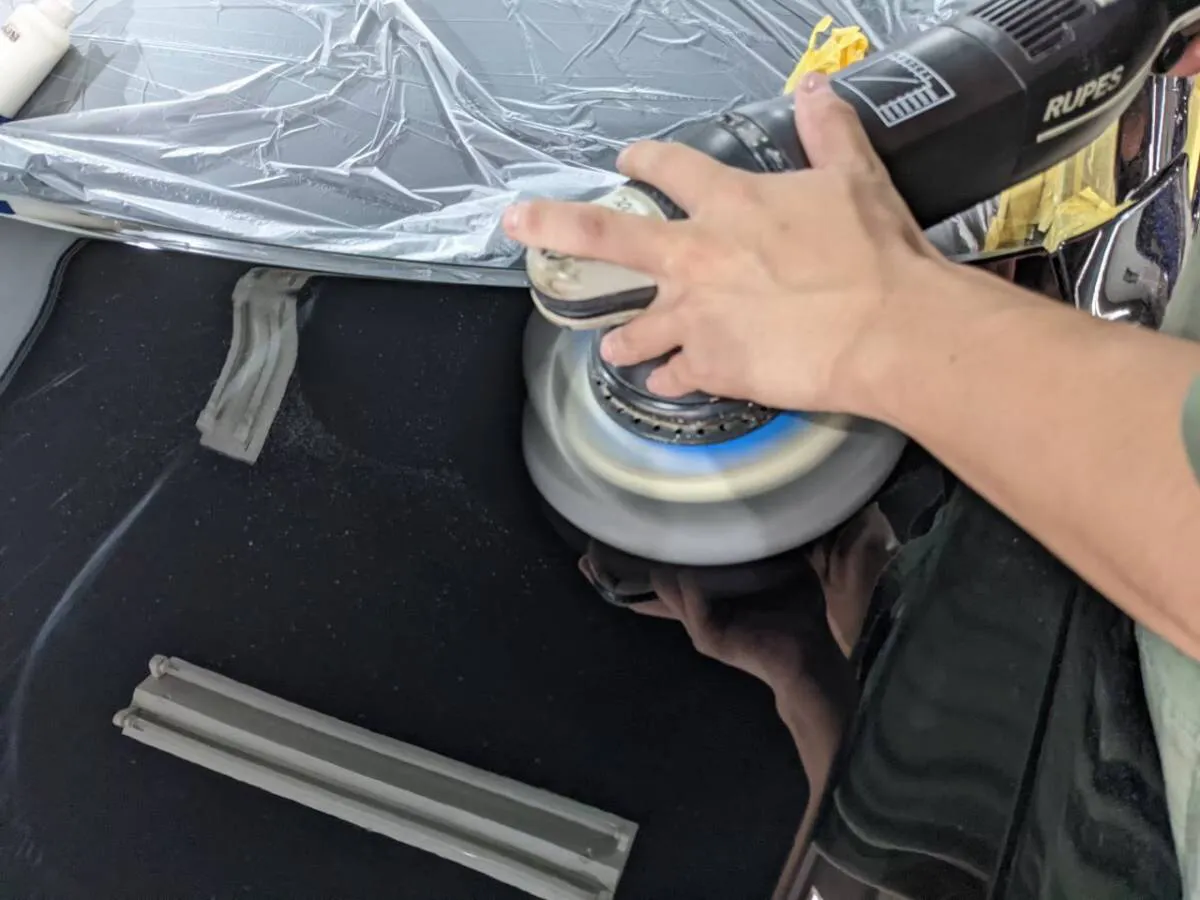 黒い車の磨きが上手なコーティング施工店