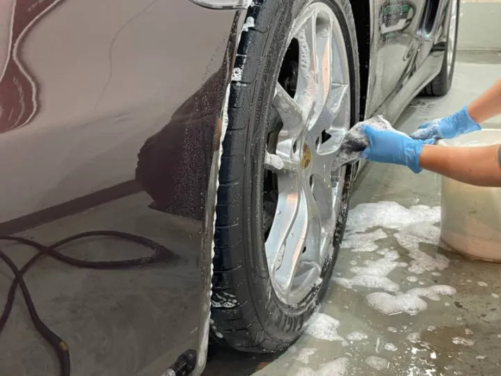 981ケイマンのホイール回りのクリーニング