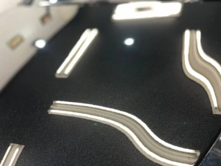 滑らかで肌目の美しいLEXUS NXの塗装