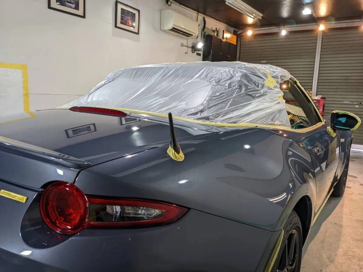 新車ロードスターの磨き前のマスキング