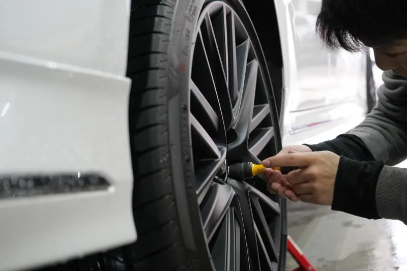 新型クラウンの指定トルクでホイールナットを締め付け