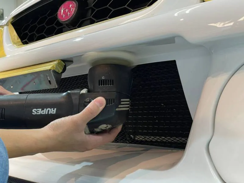 研磨(下地処理)ではファーストポリッシュで粗方の肌目を出す