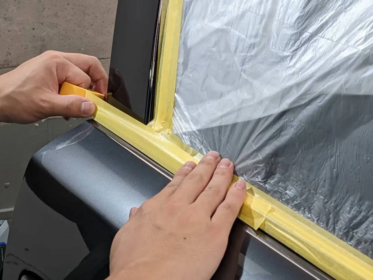 ガラスコーティング施工前のマスキングが丁寧なお店