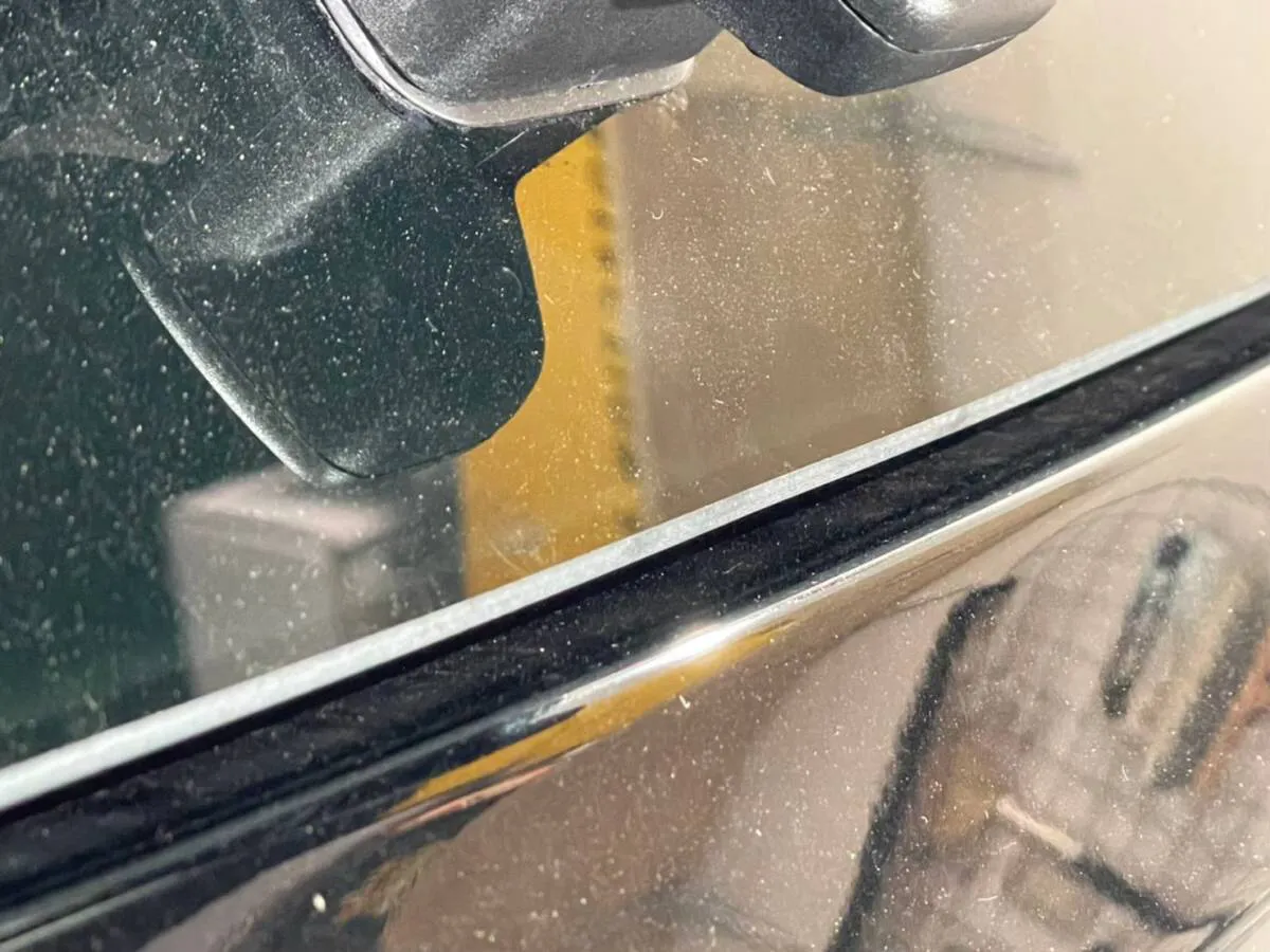 リアガラスの下の隙間のクリーニング