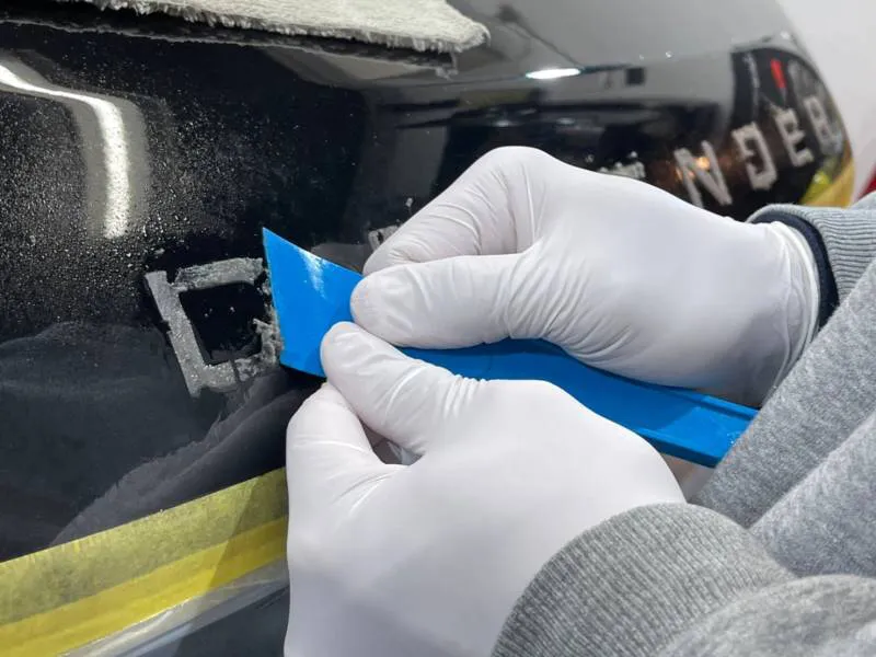 車のエンブレムの剥がし方