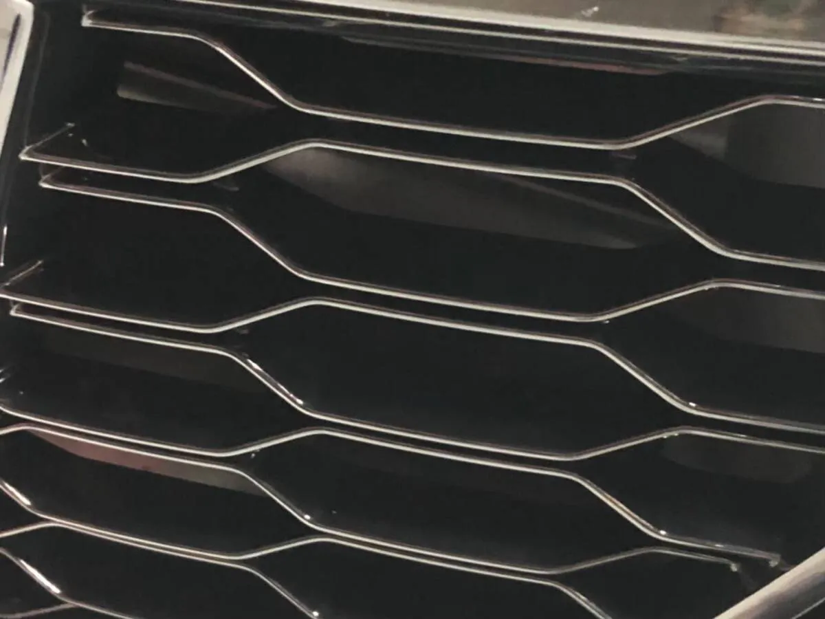 新車のBMWのハニカムグリルのクリーニング