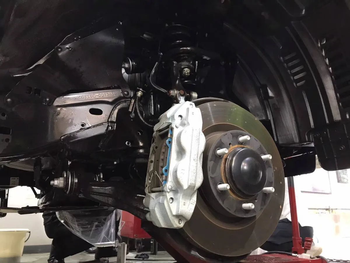 タイヤハウス内のクリーニングを行うコーティング店