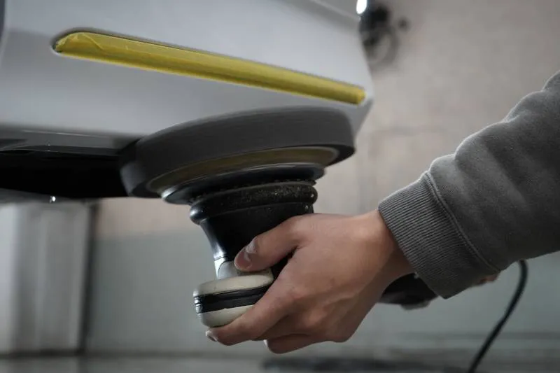 リアバンパー裏も磨くコーティング屋