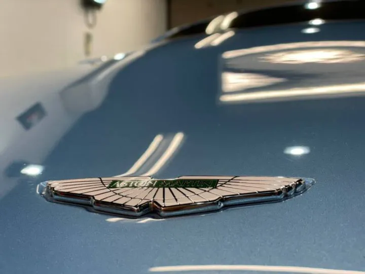 アストンマーチンのオーナメントのクリーニング方法