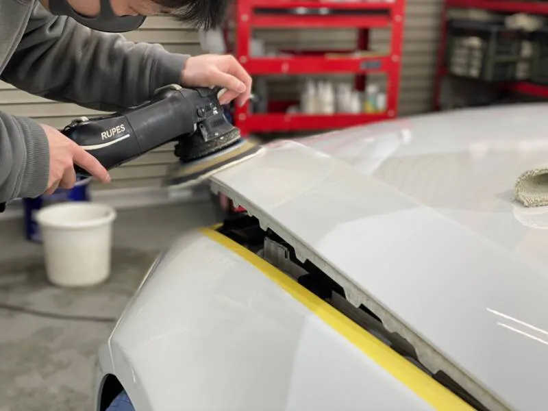 サテライトバフで研磨中