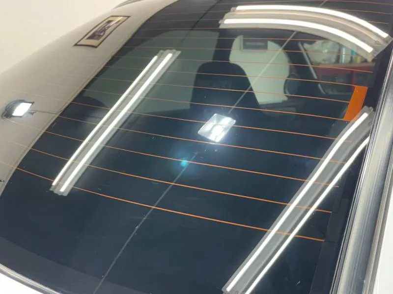 窓ガラスの撥水加工(フロント/リアガラスのみ)の下地処理