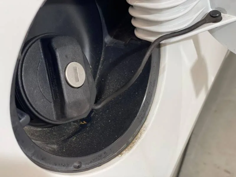 フューエルリッドの油汚れ