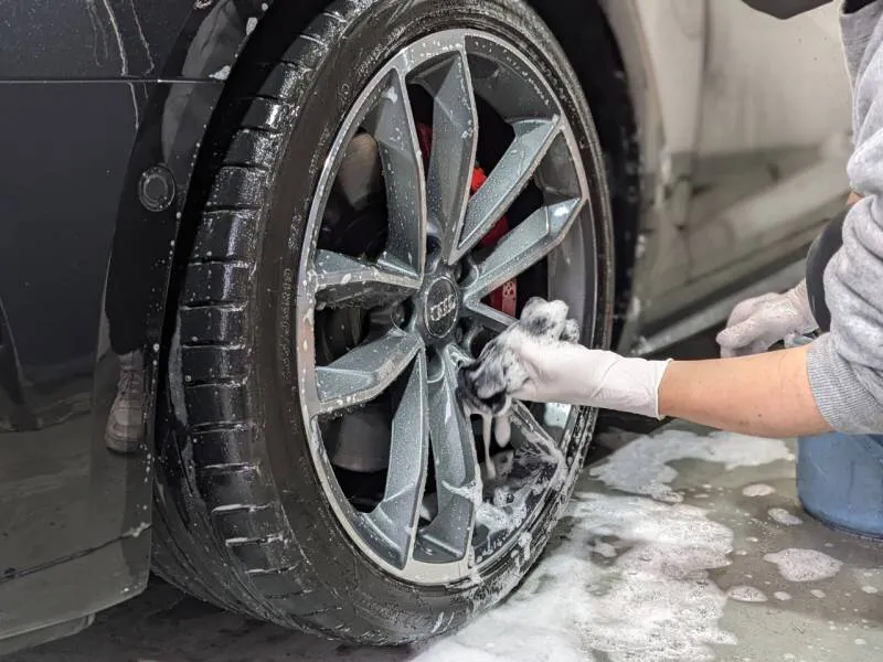 アウディS5のホイールと足回りのクリーニング