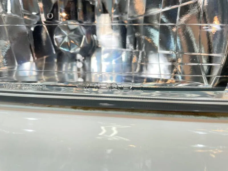 ヘッドライト下部の隙間に溜まった汚れの除去前