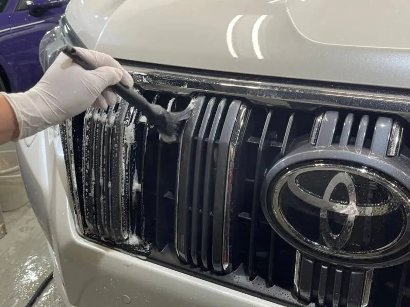 プラドのホイールのクリーニングとボディの細部洗浄