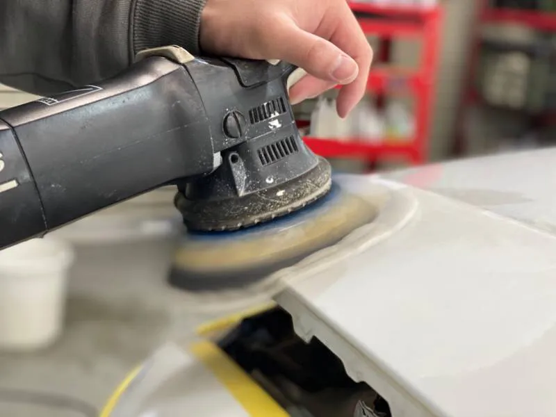 バフやコンパウンドを適宜に変更して3工程で磨くBMW