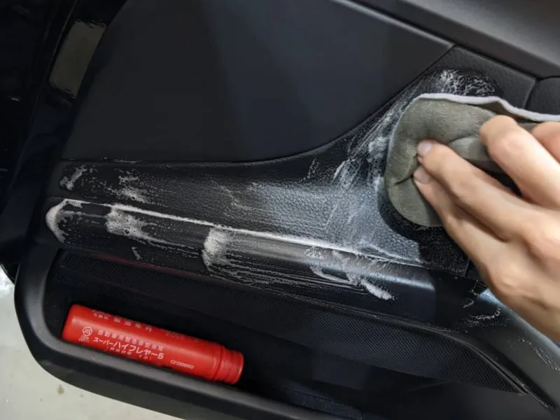 車の内装のポイントクリーニング東京