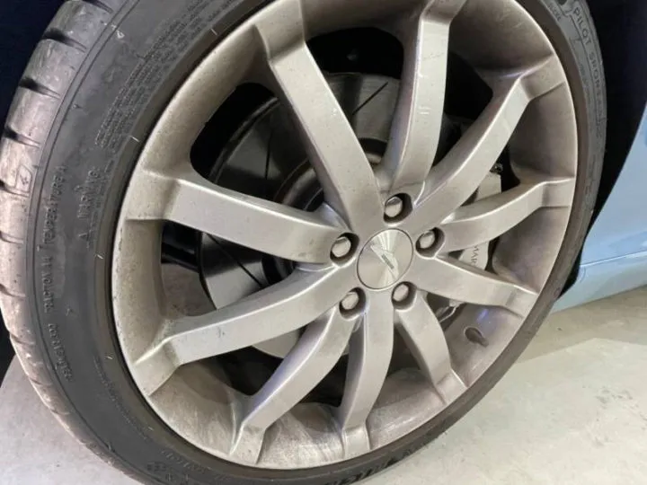 アストンマーチンの足回りの清掃