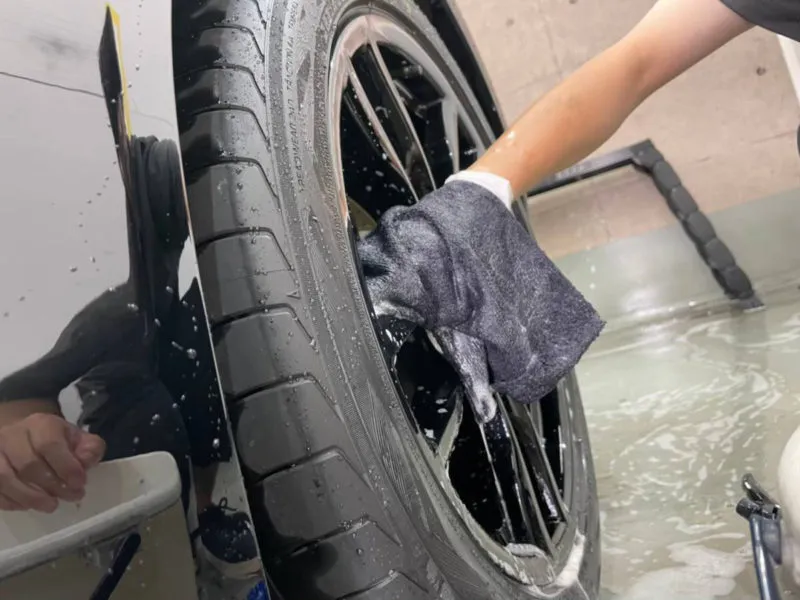 アルミホイールとタイヤハウスのブレーキダスト汚れのクリーニング方法