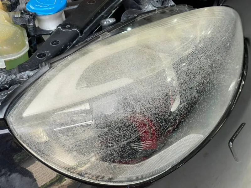 ボルボのヘッドライト研磨前